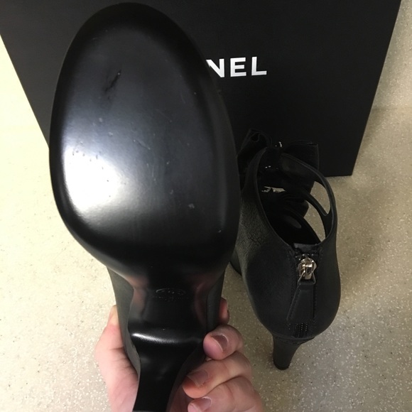 CHANEL Bow Heel Black Leather Size 39 - Picture 8 of 8